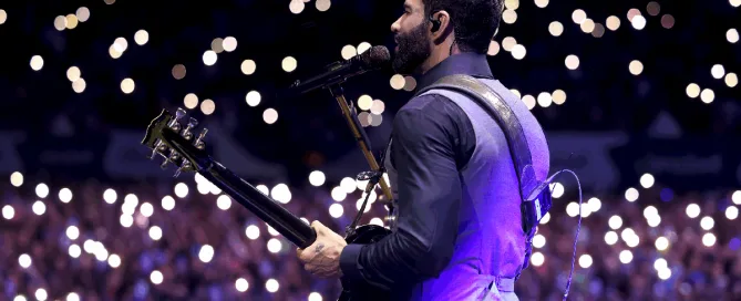 GUSTTAVO LIMA NO CENTRO DO PALCO NO ESPETÁCULO "EMBAIXADOR CLASSIC MANAUS"